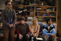 The Big Bang Theory – Nachdem Sheldon eine Rede vor Studenten gehalten hat, wird er von Ramona Nowitzki verfolgt. Sie möchte ihn unterstützen, damit er sich ganz auf seine Arbeit konzentrieren kann. Leonard (Johnny Galecki, l.), Penny (Kaley Cuoco, 2.v.r.), Wolowitz (Simon Helberg, 2.v.l.) und Raj (Kunal Nayyar, r.) sind überrascht von der Aufmerksamkeit, die Ramona Sheldon schenkt, besonders als sie Berufsgrenzen zu übertreten scheint ...