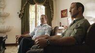 Hawaii Five-0 – Steve McGarrett (Alex O'Loughlin, l.) und Danny Williams (Scott Caan, r.) werden vom russichen Konsulat hingehalten und erhalten keine nützlichen Informationen. Können sie sich diese auch anders beschaffen?