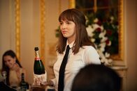 Killing Eve – Als Kellnerin verkleidet, mischt sich Villanelle (Jodie Comer) auf einer Spendengala unter die Menge. Dabei hat sie bereits ihr nächstes Opfer im Blick.