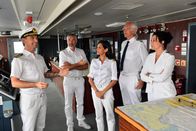 Das Traumschiff – Kapitän Max Parger (Florian Silbereisen, l.) hat eine Überraschung für seine Crew: Ein Landausflug in die schwedischen Schären zwecks Teambuilding. Staff-Kapitän Martin Grimm (Daniel Morgenroth, 2.v.l.), Dr. Jessica Delgado (Collien Ulmen-Fernandes, M.), Oskar (Harald Schmidt, 2.v.r.) und Hanna Liebhold (Barbara Wussow, r.) sehen dem Ganzen mit gemischten Gefühlen entgegen.