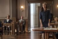 Bull – Bulls romantische Rivalin Diana Lindsay (Jill Flint, r.) ist die Anwältin des Angeklagten Bauunternehmers Withrow und soll dessen Unschuld beweisen.