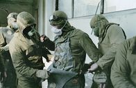 Tschernobyl - Die Katastrophe – Weil elektronische Geräte durch die hohe Strahlung nicht funktionieren, müssen Hunderte Liquidatoren das Dach der Turbinenhalle von radioaktivem Schutt befreien. Es sind sowjetische Soldaten, die Schutzkleidung aus Blei tragen. Aufnahme vom August 1986.
