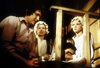 Unsere kleine Farm – (v.l.n.r.) Charles (Michael Landon) erwartet mit seinen Kindern Laura (Melissa Gilbert), Carrie (Lindsay Sidney Greenbush) und Mary (Melissa Sue Anderson) auf die Geburt des Babys.