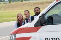 Check Check – v.l.n.r.) Ingrid (Petra Kleinert); Harald (Jan Georg Schütte); Ertu Karahanci (Kailas Mahadevan)