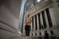 Terra X: Weltstädte – Leon Windscheid vor der New Yorker Börse - Die wichtigste Börse der Welt.