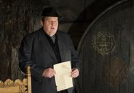 Pfarrer Braun – Pfarrer Braun (Ottfried Fischer) hat des Rätsels Lösung gefunden.