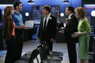 Two and a Half Men – Teddy wird mit heruntergezogener Hose an seinem Hochzeitstag tot im Bett gefunden. Evelyn (Holland Taylor, r.) und ihre Söhne Charlie (Charlie Sheen, M.) und Alan (Jon Cryer, 2.v.r.) stehen unter Verdacht. Doch nach und nach kommen Wes (Michael Lowry, 2.v.l.) und Sloane (Jamie Rose, l.) hinter eine erschreckende Wahrheit ...