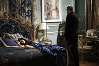 The Royals – Kümmert sich um Prinzessin Eleanor (Alexandra Park, l.), die ihr Leben in vollen Zügen genießt: Dr. Cohen (Peter Vollebregt, r.) ...