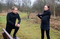 Rote Rosen – Beim gemeinsamen Sporttraining erzählt Florian (Stefan Plepp, l.) Franzi (Sofie Junker, l.) von seinen Zukunftsplänen.