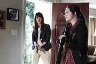 The Mentalist – Bei einem neuen Fall wird Teresa (Robin Tunney, l.) mit ihrer Familie konfrontiert. Doch was haben ihr Bruder und ihre Nichte Annabeth (Madison McLaughlin, r.) damit zu tun?