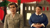 Malory Towers – Miss Grayling (Birgitte Solem, l.) hält eine flammende Ansprache an die Gäste des Tages der offenen Tür, während Miss M. (Ashley McGuire, r.) ehrfürchtig ihrer Rede lauscht.