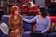 Call Me Kat – Sheila (Swoosie Kurtz, l.); Randi (Kyla Pratt, r.)