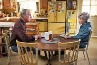 Young Sheldon – Dale Ballard (Craig T. Nelson, l.); Connie "Meemaw" Tucker (Annie Potts, r.)