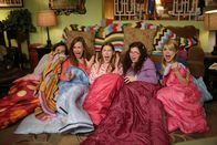 The Middle – Um Sue (Eden Sher, M.) bei ihren Freunden "beliebter" zu machen, organisiert ihre Mutter eine Pyjama-Party und dreht dabei völlig durch ...