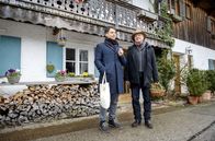 Sturm der Liebe – Robert (Lorenzo Patané, l.) und André (Joachim Lätsch, r.) stacheln sich im Wettbewerb der Restaurants gegenseitig auf.