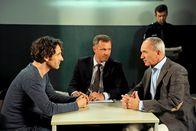 Rote Rosen – ARD ROTE ROSEN, Folge 136210 Uhr im Ersten. Torben (Joachim Kretzer, M.) begleitet Roman (Johannes Terne, r.) als Rechtsbeistand ins Gefängnis zu Clemens (Falk-Willy Wild, l.), um den Kaufvertrag über das Kontorhaus abzuschließen.