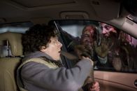 Zombieland – Der ängstliche College-Student Columbus (Jesse Eisenberg) bringt sich schnell in einem Auto vor den Zombies in Sicherheit. Schafft er es, sein Leben gegen die Zombies zu verteidigen?