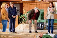 Die Rosenheim-Cops – Pathologin Mai (Sina Wilke, r.) informiert die Kommissare Winter (Vanessa Eckart, l.) und Stadler (Dieter Fischer, 2.v.r.) sowie Polizeihauptmeister Mohr (Max Müller, 2.v.l.) über die ersten Untersuchungsergebnisse.