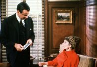 Charade – Der Agent Bartholemew (Walter Matthau) versucht Regina (Audrey Hepburn) die Gefahr ihrer Situation zu erklären.