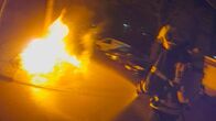 Lebensretter – Die Brandbekämpfer der Feuer- und Rettungswache 2 der Feuerwehr Chemnitz löschen einen brennenden Papiercontainer in einem Chemnitzer Wohngebiet.