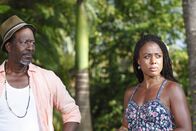 Death in Paradise – Lena (Nina Toussaint-White, r.) hatte eine Affäre mit dem Opfer, weshalb sie als Verdächtige gilt. Doch welche Beziehung hatte Camilles Vater Marlon (Clarke Peters, l.) zu dem Politiker und wieso taucht er nach all der Zeit plötzlich wieder auf?