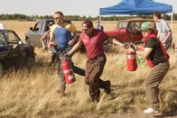 Mayday - Alarm im Cockpit – Eine Gruppe von Männern beobachtet entsetzt, wie Flug 143 auf das Rollfeld rutscht, und eilt sofort mit Feuerlöschern herbei