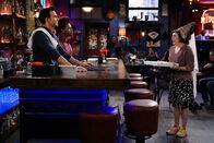 Call Me Kat – (v.l.n.r.) Max (Cheyenne Jackson); Carter (Julian Gant); Kat (Mayim Bialik)