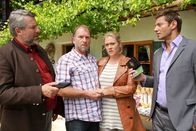 Die Rosenheim-Cops – Das Ehepaar Nicole (Caro Hetényi, 2.v.r.) und Benedikt (Andreas Schwaiger, 2.v.l.) Scheible zeigen sich entsetzt, als sie vom Tod der Mutter und Schwiegermutter erfahren, doch Stadler (Dieter Fischer, l.) und Hansen (Igor Jeftic, r.) sind misstrauisch.