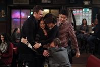 How I Met Your Mother – Ein schwerer Abschied steht ihnen bevor: Marshall (Jason Segel, l.), Lily (Alyson Hannigan, 2.v.l.), Ted (Josh Radnor, r.), Barney (Neil Patrick Harris, vorne) und Robin (Cobie Smulders, 2.v.r.) ...