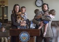 This Is Us - Das ist Leben – Vor dem Gericht müssen Rebecca (Mandy Moore, l.) und Jack (Milo Ventimiglia, r.) Überzeugungsarbeit leisten, um Randall adoptieren zu dürfen ...