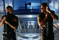 Star Force Soldier – Caine 607 (Jason Scott Lee, l.); Todd 3465 (Kurt Russell, r.)