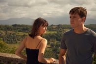 Normal People – Die Anziehungskraft zwischen Connell (Paul Mescal) und Marianne (Daisy Edgar-Jones) ist für beide deutlich spürbar. Während des Urlaubs in der mediterranen Sonne kommen sich die beiden endlich wieder näher.