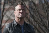 MacGyver – Als Bozer's erste Übersee-Mission in Amsterdam schief geht, sind Jack Dalton (George Eads) ohne die Hilfe der Phoenix Foundation erstmals völlg auf sich allein gestellt ...