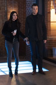 Charmed – Mel Vera (Melonie Diaz, l.); Harry Greenwood (Rupert Evans, r.)