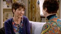Rote Rosen – Merle (Anja Franke) macht Ceyda (Renan Demirkan) Mut, sich auf ein Date mit ihrem Chatpartner einzulassen.