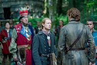 Outlander - Die Highland-Saga – Häuptling Tehwahsehkwe (Tom Jackson, l.), Young Ian (John Bell, M.), Jamie Fraser (Sam Heughan)