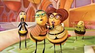 Bee Movie - Das Honigkomplott – "Bee Movie - Das Honigkomplott", 'DreamWorks'-Animation ('Shrek', 'Madagascar') vom Feinsten. Kultkomiker Jerry Seinfeld ist als Produzent und Drehbuchautor Garant dafür, dass der Film nicht nur jungen Sehern, sondern der ganzen Familie honigsüße Comedy-Kost zu bieten hat. Die abenteuerlustige Biene Barry B. Benson hat gerade das College absolviert. Jetzt will Barry mehr vom Leben, als tagtäglich Honig zu sammeln. Kurzerhand verlässt er seinen in New Yorks Central Park gelegenen Bienenstock. Als er die liebenswürdige Floristin Vanessa kennenlernt und bricht mit dem größten Tabu des Bienenvolks und spricht mit ihr. Mit der Hilfe seiner neuen Freundin zieht Barry vor den Obersten Gerichtshof, damit Menschen die emsigen Bienen nicht weiter ihres Honigs berauben.