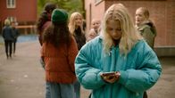 Glow – Kim (Bianca Ghilardi-Hellsten) wartet auf eine Nachricht von ihrem Vater: Er muss ihr helfen!