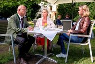 Die Rosenheim-Cops – Kommissarin Winter (Vanessa Eckart, r.) und Polizeidirektor Achtziger (Alexander Duda) möchten von Beatrice Böttcher (Wookie Mayer, M.) wissen, warum sie die Tatwaffe am Tatort abgewischt hat, kurz bevor sie das Opfer gefunden hat.