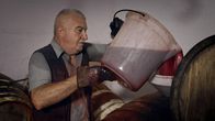Alkohol - Der globale Rausch – Weinbauer auf Sizilien.