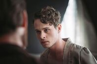 Zeitpunkt X – Julian Rosenthal (Tobias Schäfer, re.) ist angespannt, gleich soll er seine erste Sexszene drehen.