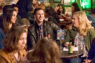 Brooklyn Nine-Nine – Melissa Fumero (Amy Santiago), Andy Samberg (Jake Peralta), Sarah Baker (Kylie).