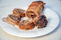 Zu Tisch ... – Die Pignata - ein traditioneller Lammeintopf - wird mit Brotteig bedeckt und dann im Steinofen gebacken.