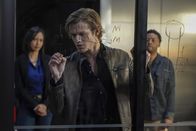 MacGyver – Desi (Levy Tran), MacGyver (Lucas Till) und Wilt Bozer (Justin Hires)