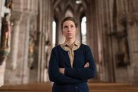 Tatort – Die Vikarin (Lisa Oertel) wird von Wanda Goldwasser in der Kirche befragt.