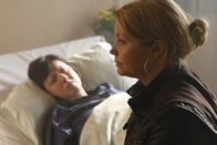 Danni Lowinski – Die an Multiples Sklerose leidende Monika Plöger (Ingrit Dohse, l.) will nicht, dass ihr Sohn für ihre Pflege aufkommt und bittet deshalb Danni (Annette Frier, r.) um Hilfe ...
