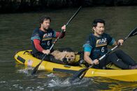 Filmnacht im ZDF: Arthur der Große – Zu viel Wasser: Michael (Mark Wahlberg, l.) und Leo (Simu Liu, r.) mussten Arthur (Ukai) vor dem Ertrinken retten.