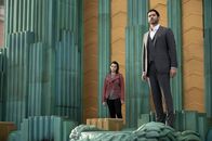 Lucifer – Lucifer Morningstar (Tom Ellis) und Rory (Brianna Hildebrand)