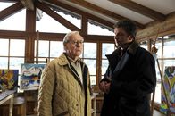 Der Bergdoktor – Dr. Gruber (Hans Sigl, r.) muss Helmut Laumann (Wilfried Klaus, l.), dem Ehemann seiner Patientin, eine traurige Nachricht überbringen.
