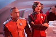 The Orville – Lieutenant Commander John LaMarr (J. Lee, l.); Lieutenant Talla Kayali (Jessica Szohr, r.)